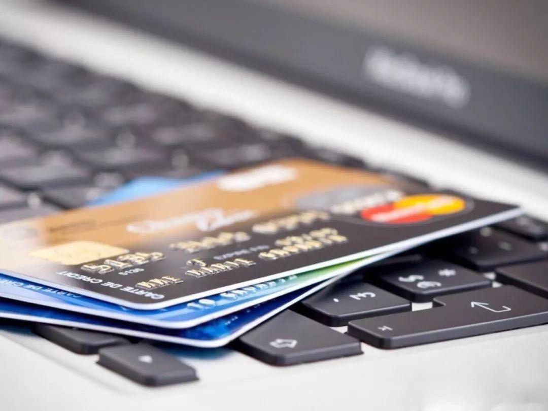 信用卡欠4万元，一个月的利息是多少钱？