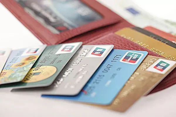 信用卡逾期了还能取现金吗？信用卡取现是不是不能分期还款